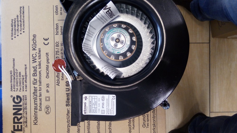 A Wernig Silent U 60 motor gyári adattáblája: 230 V, 50 Hz, 40 W, IPX5
