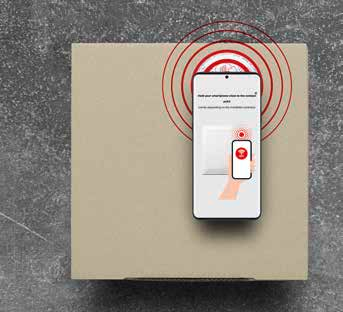 Telefon a lezárt ELS NFC dobozon: a beállítás NFC-n át, kicsomagolás nélkül (gyári fotó)