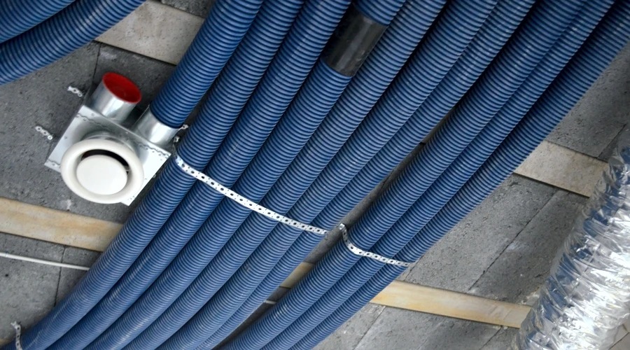 Vent-Flex csövek a födém fölött, szelepdobozhoz kötve
